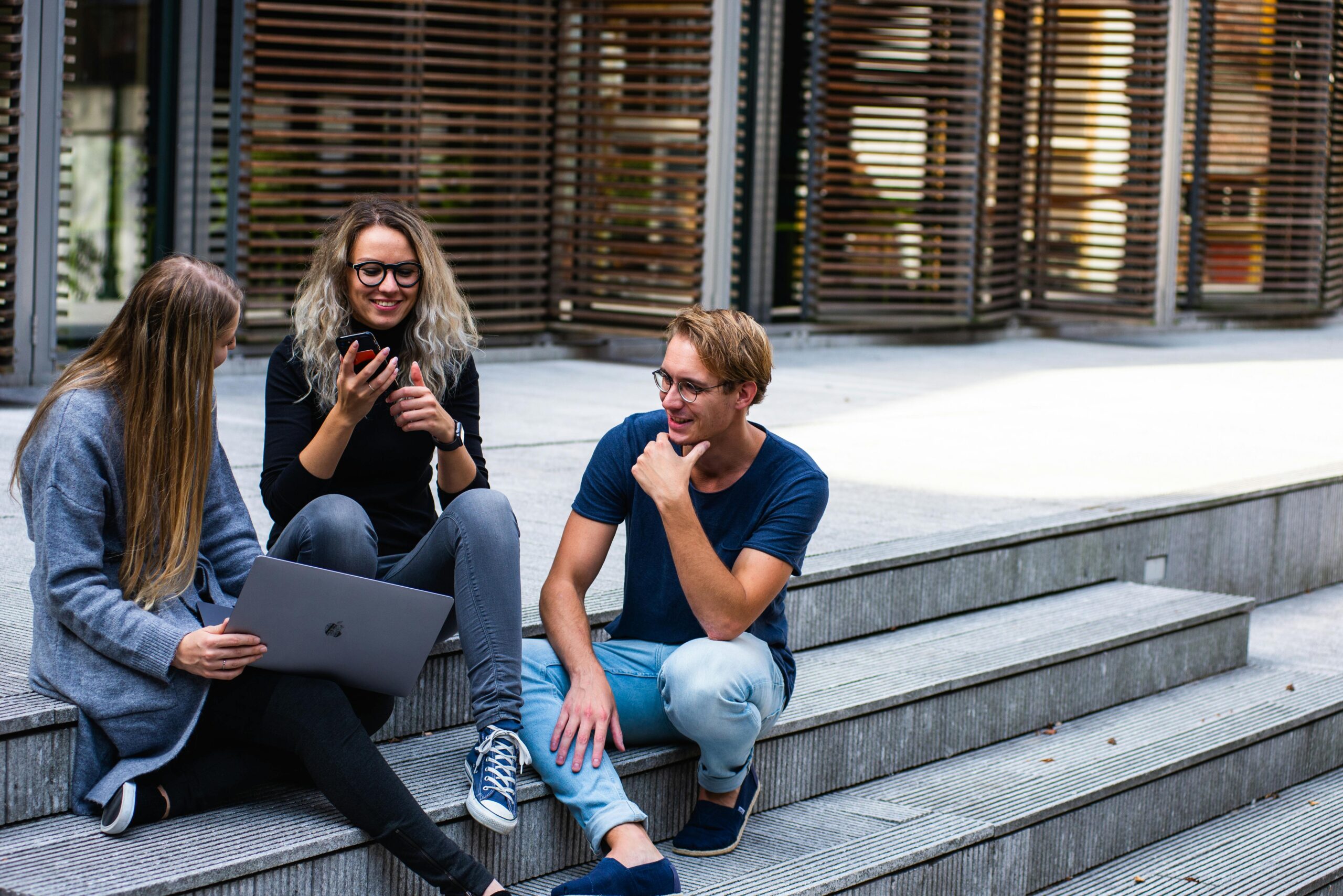 alt="Étudiants internationaux discutant